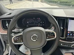 2022 Volvo XC60 4WD Luxury, белый — фото 12