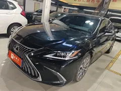 2022 Lexus ES 300h Excellence, чёрный — фото 1