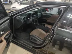 2022 Lexus ES 300h Excellence, чёрный — фото 3