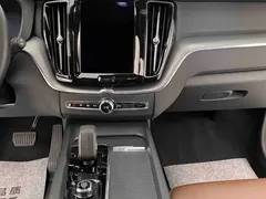 2024 Volvo XC60 4WD Luxury, белый — фото 16