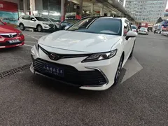 2021 Toyota Camry 2.5G Luxury, белый — фото 1