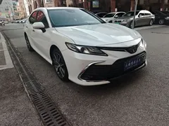 2021 Toyota Camry 2.5G Luxury, белый — фото 3