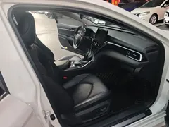 2021 Toyota Camry 2.5G Luxury, белый — фото 10