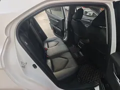 2021 Toyota Camry 2.5G Luxury, белый — фото 11