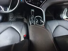 2021 Toyota Camry 2.5G Luxury, белый — фото 14