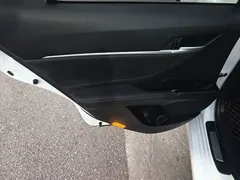 2021 Toyota Camry 2.5G Luxury, белый — фото 20