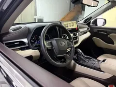2022 Toyota Highlander 2.5L Hybrid 4WD Ultimate 7-seat, чёрный — фото 12