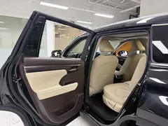 2022 Toyota Highlander 2.5L Hybrid 4WD Ultimate 7-seat, чёрный — фото 13