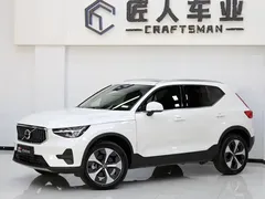 2023 Volvo XC40 4WD Luxury, белый — фото 3
