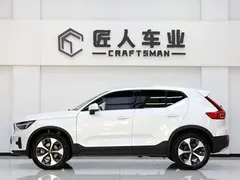 2023 Volvo XC40 4WD Luxury, белый — фото 4