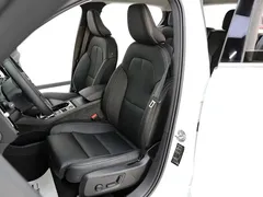 2023 Volvo XC40 4WD Luxury, белый — фото 7