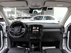 2023 Volvo XC40 4WD Luxury, белый — фото 9