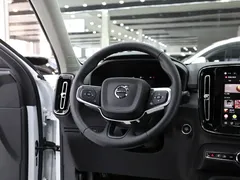 2023 Volvo XC40 4WD Luxury, белый — фото 11