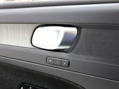 2023 Volvo XC40 4WD Luxury, белый — фото 15