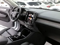 2023 Volvo XC40 4WD Luxury, белый — фото 16