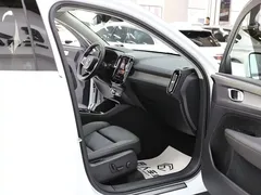 2023 Volvo XC40 4WD Luxury, белый — фото 17