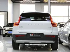 2023 Volvo XC40 4WD Luxury, белый — фото 21