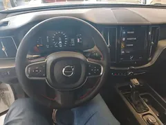 2021 Volvo XC60 4WD Luxury, белый — фото 10
