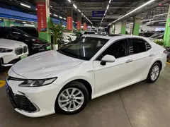 2021 Toyota Camry Hybrid 2.5HGVP Leading, белый — фото 1