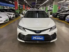 2021 Toyota Camry Hybrid 2.5HGVP Leading, белый — фото 2