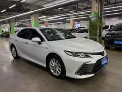 2021 Toyota Camry Hybrid 2.5HGVP Leading, белый — фото 3