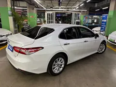 2021 Toyota Camry Hybrid 2.5HGVP Leading, белый — фото 4
