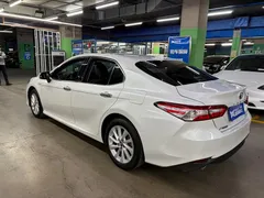 2021 Toyota Camry Hybrid 2.5HGVP Leading, белый — фото 5