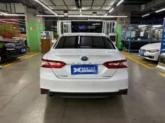 2021 Toyota Camry Hybrid 2.5HGVP Leading, белый — фото 6