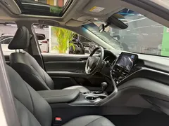 2021 Toyota Camry Hybrid 2.5HGVP Leading, белый — фото 8