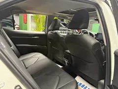 2021 Toyota Camry Hybrid 2.5HGVP Leading, белый — фото 9