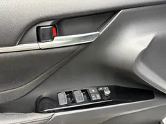 2021 Toyota Camry Hybrid 2.5HGVP Leading, белый — фото 10