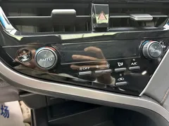 2021 Toyota Camry Hybrid 2.5HGVP Leading, белый — фото 14
