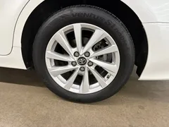 2021 Toyota Camry Hybrid 2.5HGVP Leading, белый — фото 17