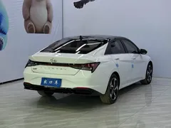 2022 Hyundai Elantra 1.5L CVT LUX Premium, белый — фото 4