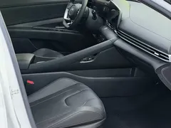2022 Hyundai Elantra 1.5L CVT LUX Premium, белый — фото 9