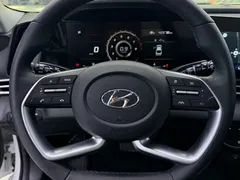 2022 Hyundai Elantra 1.5L CVT LUX Premium, белый — фото 13