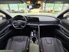 2022 Hyundai Elantra 1.5L CVT LUX Premium, белый — фото 18