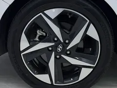 2022 Hyundai Elantra 1.5L CVT LUX Premium, белый — фото 22