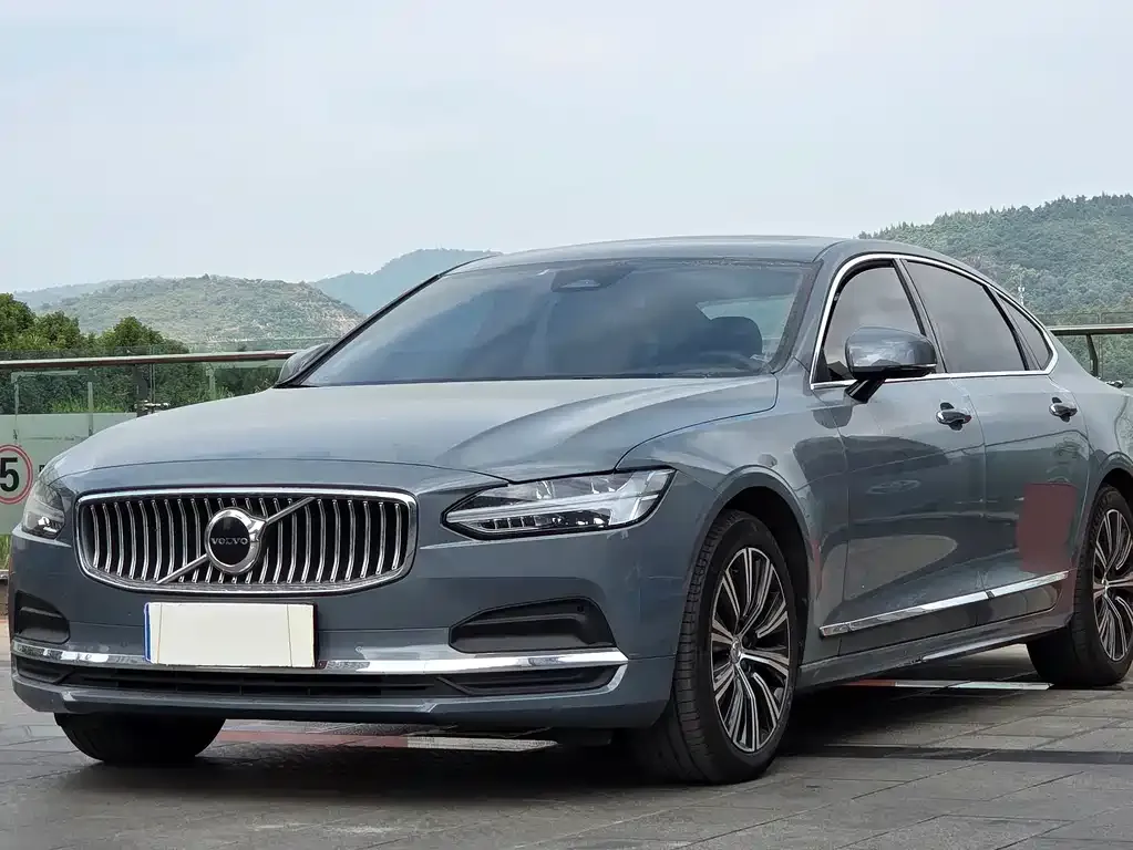 2022 Volvo S90