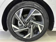 2023 Hyundai Elantra 1.5L CVT LUX Premium, белый — фото 4