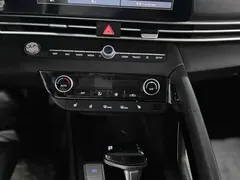 2023 Hyundai Elantra 1.5L CVT LUX Premium, белый — фото 5