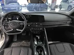 2023 Hyundai Elantra 1.5L CVT LUX Premium, белый — фото 10