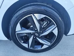 2022 Hyundai Elantra 1.5L CVT LUX Premium, белый — фото 11