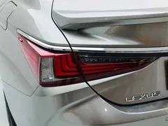 2022 Lexus ES 300h Excellence — фото 17