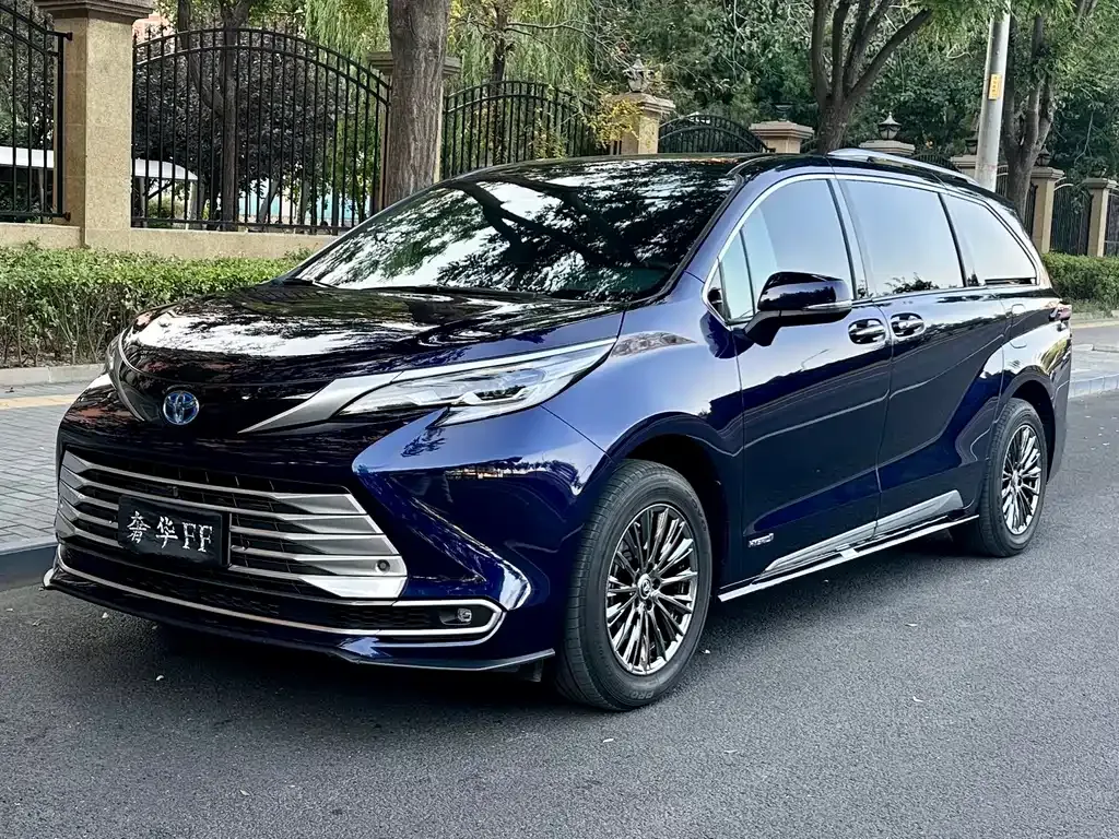 2021 Toyota Sienna 2.5L Hybrid Platinum
