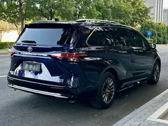 2021 Toyota Sienna 2.5L Hybrid Platinum, синий — фото 5