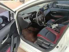 2021 Toyota Corolla TNGA 1.5L CVT GR Sport, белый — фото 3