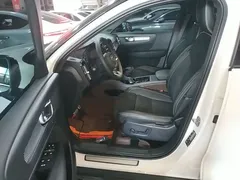 2021 Volvo XC40 4WD Sport, белый — фото 15