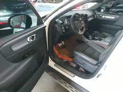 2021 Volvo XC40 4WD Sport, белый — фото 16