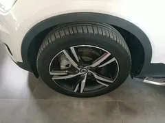2021 Volvo XC40 4WD Sport, белый — фото 23